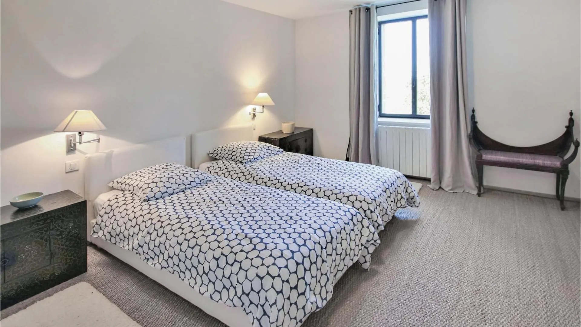 4 Bedroom Stunning Home In Lagnes Holiday home