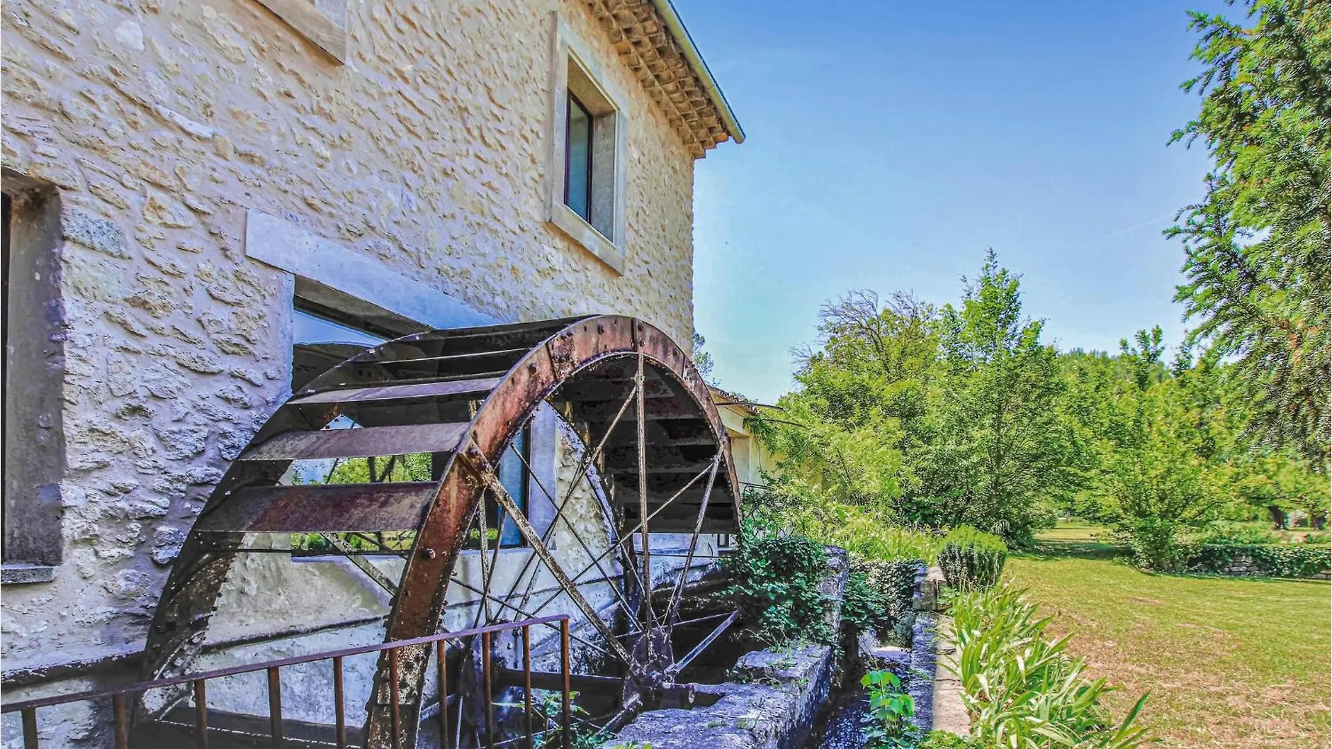 4 Bedroom Stunning Home In Lagnes Holiday home