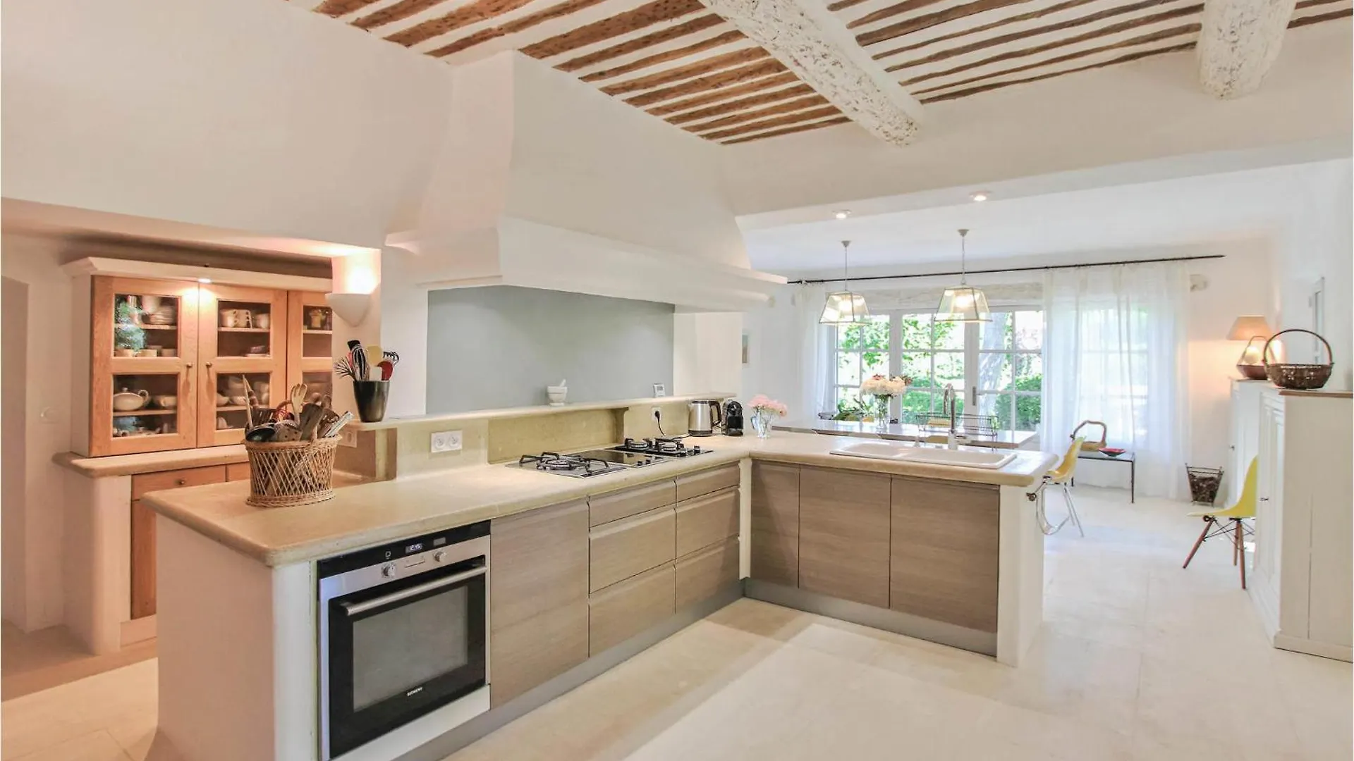 4 Bedroom Stunning Home In Lagnes